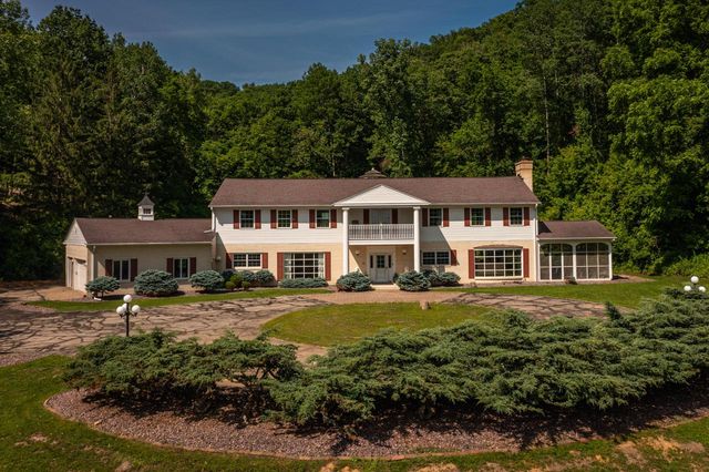 N2194 Valley ROAD, La Crosse, WI 54601