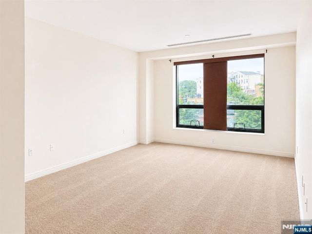 1 Orient W Orient 305, Rutherford, NJ 07070