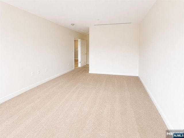 1 Orient W Orient 305, Rutherford, NJ 07070