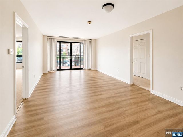 1 Orient W Orient 305, Rutherford, NJ 07070