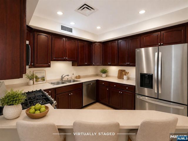 1 Orient W Orient 305, Rutherford, NJ 07070