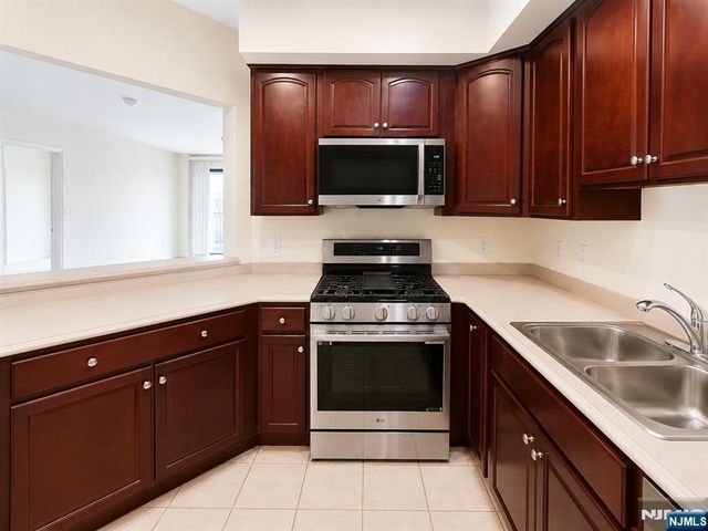 1 Orient W Orient 305, Rutherford, NJ 07070