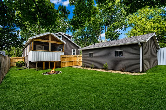 609 W North Street, Crown Point, IN 46307