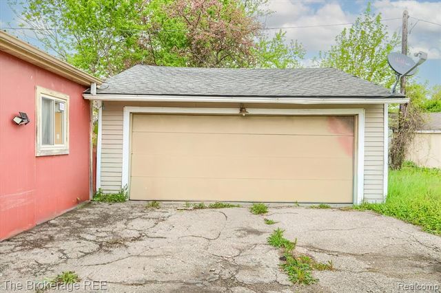 1410 W Atherton Road, Flint, MI 48507