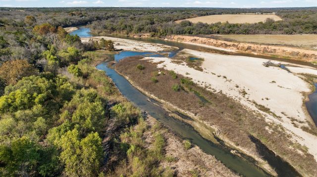 1240 Autumn Oaks Circle, China Spring, TX 76633