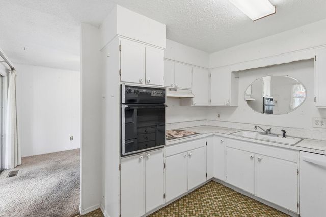 207 Holiday Lane, Central Point, OR 97502