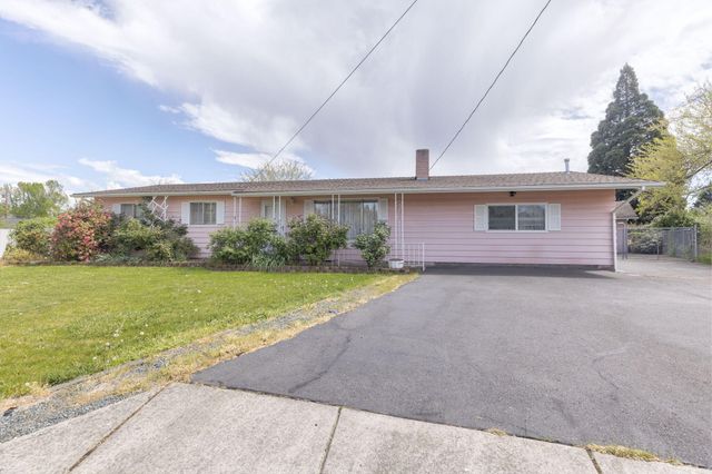 207 Holiday Lane, Central Point, OR 97502