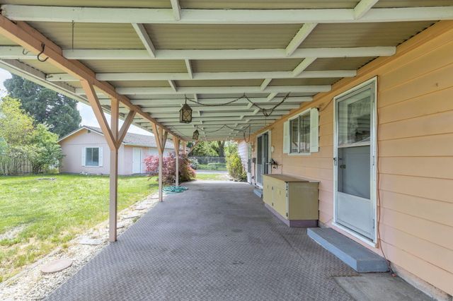 207 Holiday Lane, Central Point, OR 97502