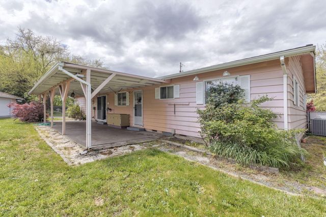 207 Holiday Lane, Central Point, OR 97502