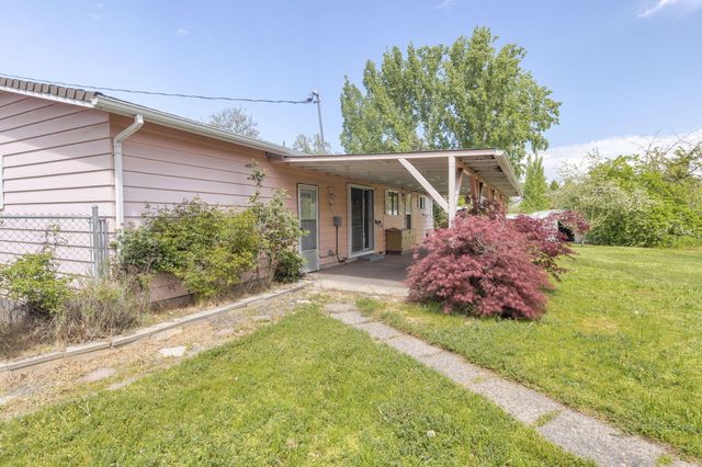 207 Holiday Lane, Central Point, OR 97502