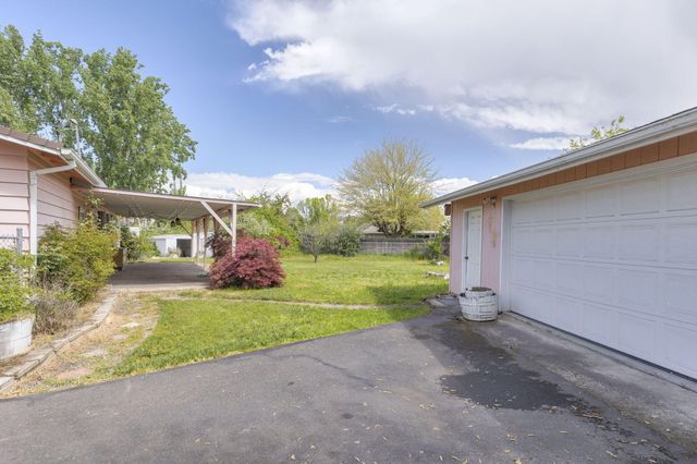 207 Holiday Lane, Central Point, OR 97502