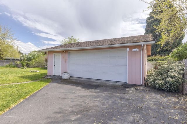 207 Holiday Lane, Central Point, OR 97502