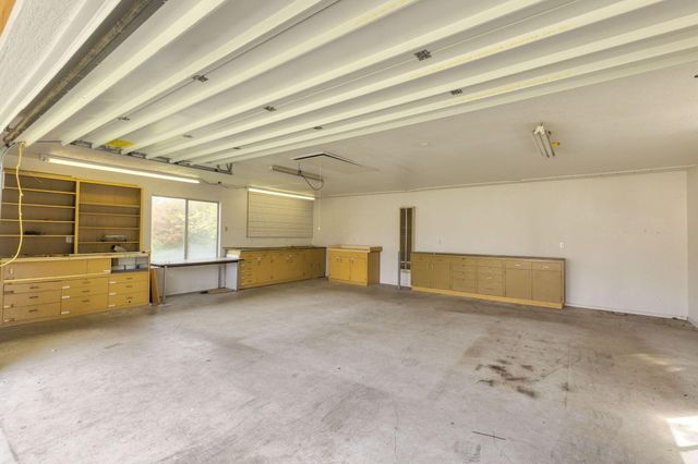 207 Holiday Lane, Central Point, OR 97502