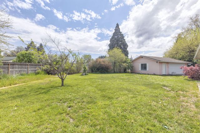 207 Holiday Lane, Central Point, OR 97502