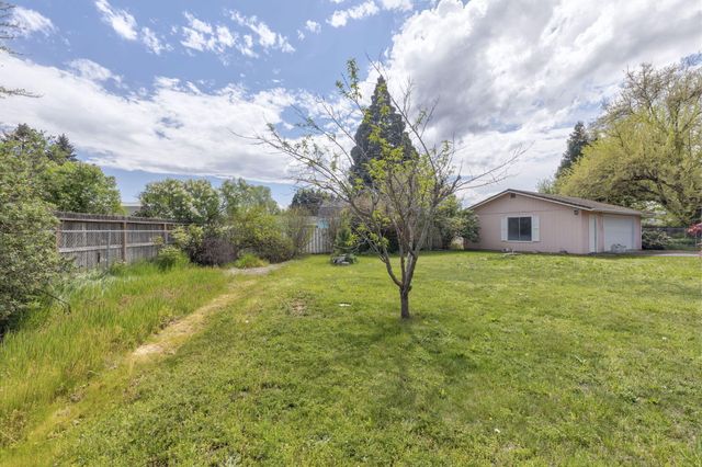 207 Holiday Lane, Central Point, OR 97502