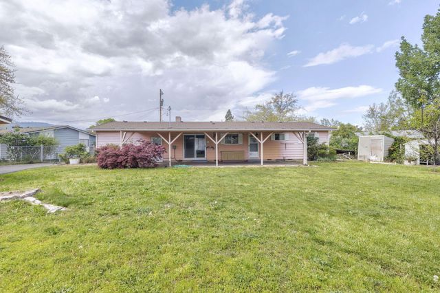 207 Holiday Lane, Central Point, OR 97502