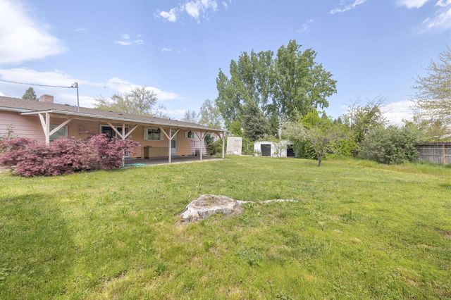 207 Holiday Lane, Central Point, OR 97502