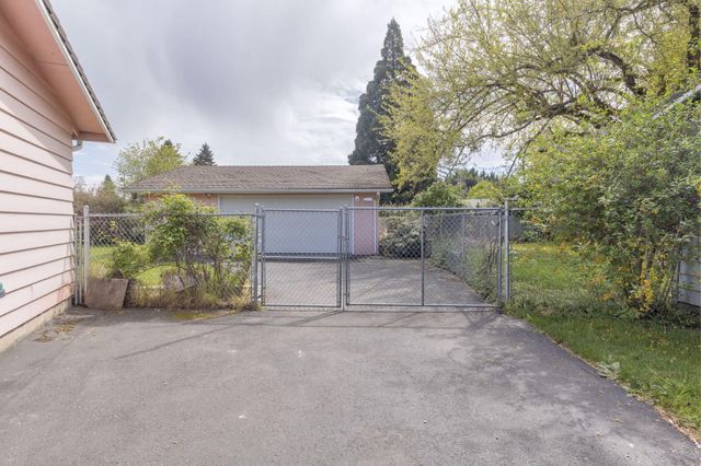 207 Holiday Lane, Central Point, OR 97502