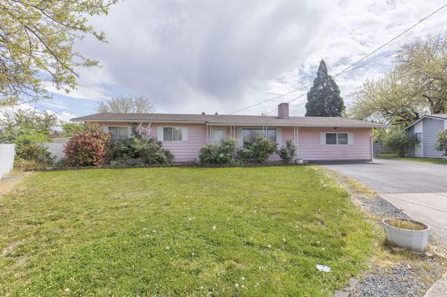 207 Holiday Lane, Central Point, OR 97502