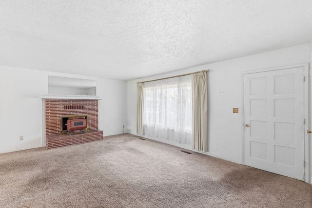 207 Holiday Lane, Central Point, OR 97502