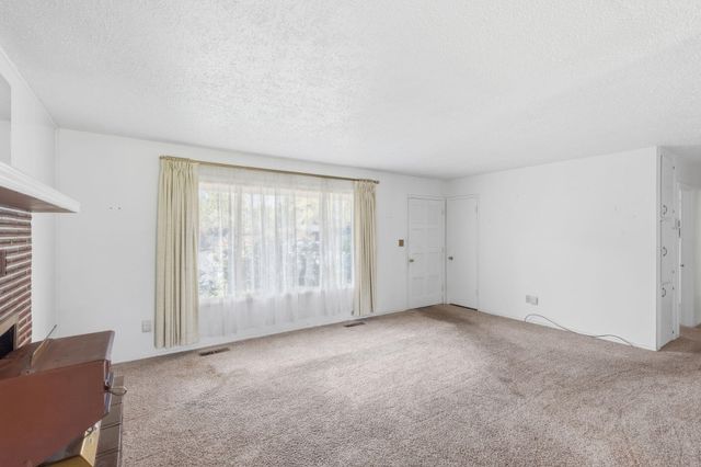 207 Holiday Lane, Central Point, OR 97502