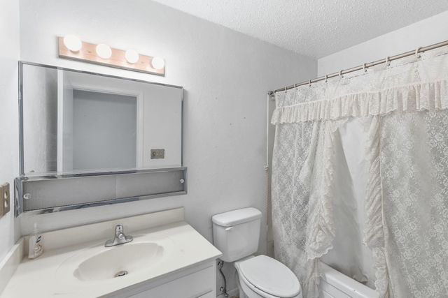 207 Holiday Lane, Central Point, OR 97502