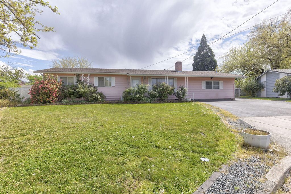 207 Holiday Lane, Central Point, OR 97502