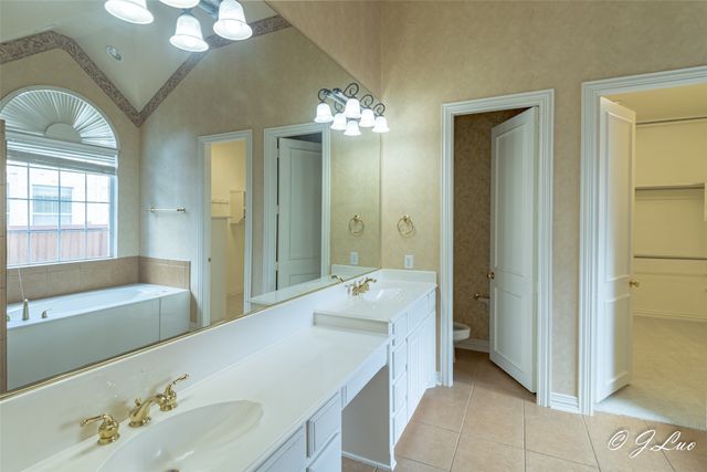 1053 Sir Lancelot Circle, Lewisville, TX 75056
