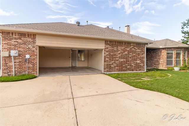 1053 Sir Lancelot Circle, Lewisville, TX 75056
