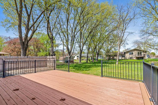 715 County Road C W, Roseville, MN 55113