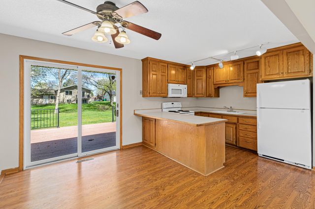 715 County Road C W, Roseville, MN 55113