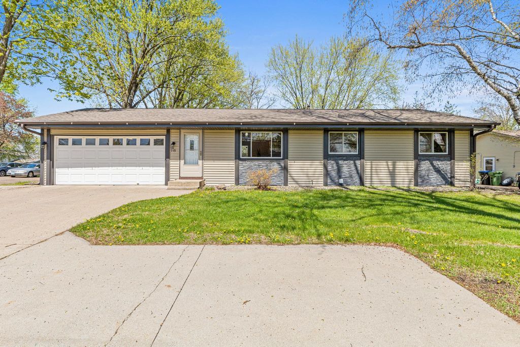 715 County Road C W, Roseville, MN 55113