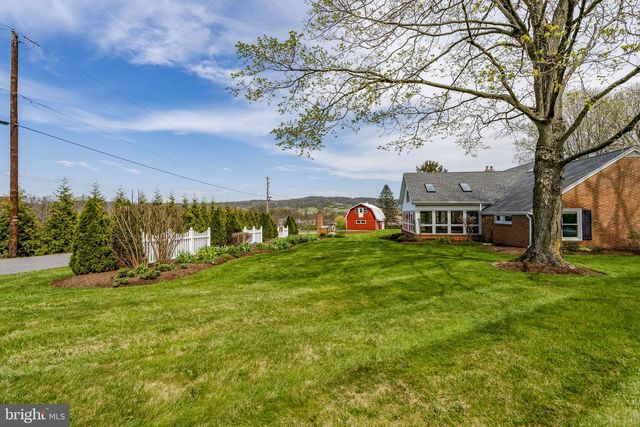 218 LAUSCHTOWN RD, Denver, PA 17517