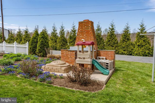 218 LAUSCHTOWN RD, Denver, PA 17517