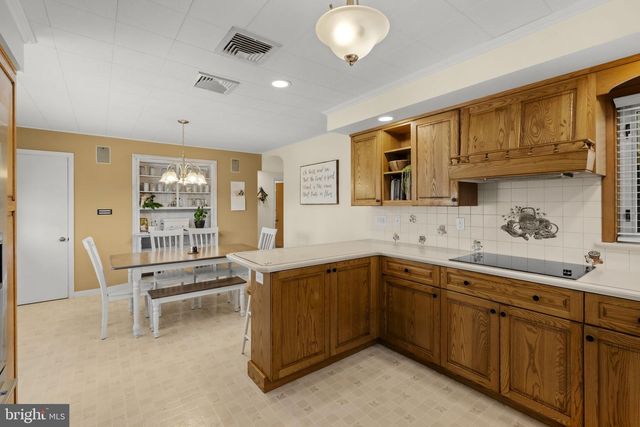 218 LAUSCHTOWN RD, Denver, PA 17517