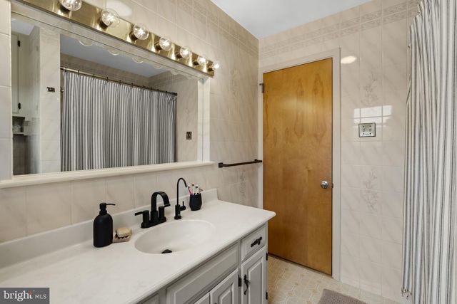 218 LAUSCHTOWN RD, Denver, PA 17517