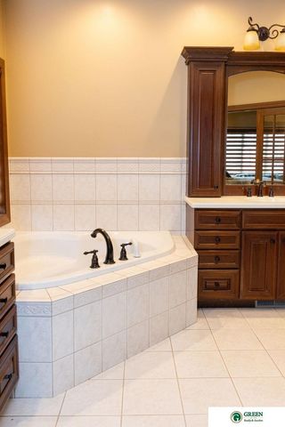 1606 Colonial Drive, York, NE 68467