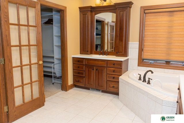 1606 Colonial Drive, York, NE 68467