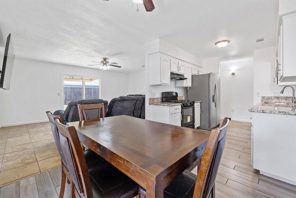 Image 12 of property listing at 14291 Rosemary Circle, Armona, CA 93202