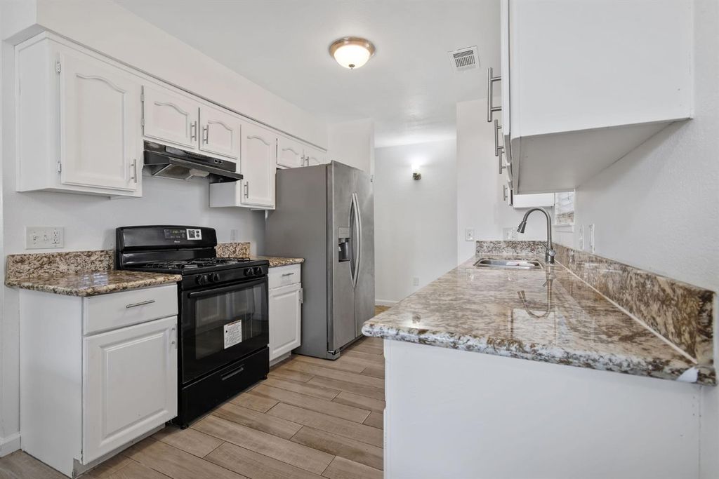 Image 13 of property listing at 14291 Rosemary Circle, Armona, CA 93202