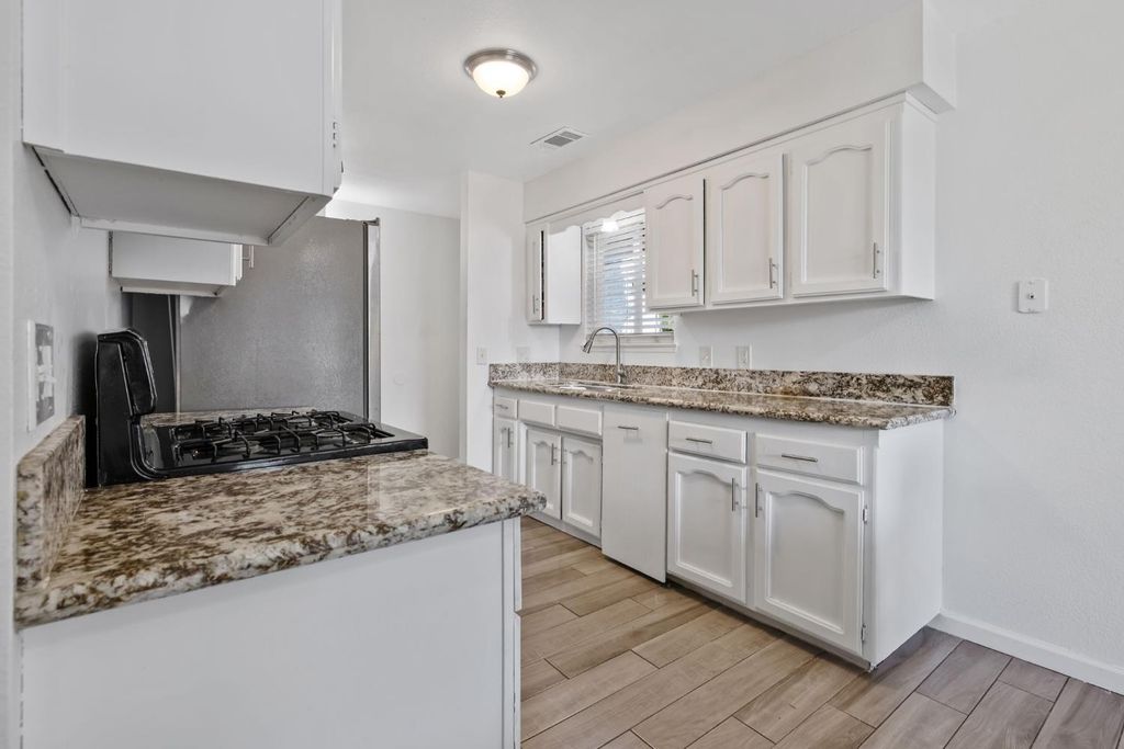 Image 14 of property listing at 14291 Rosemary Circle, Armona, CA 93202
