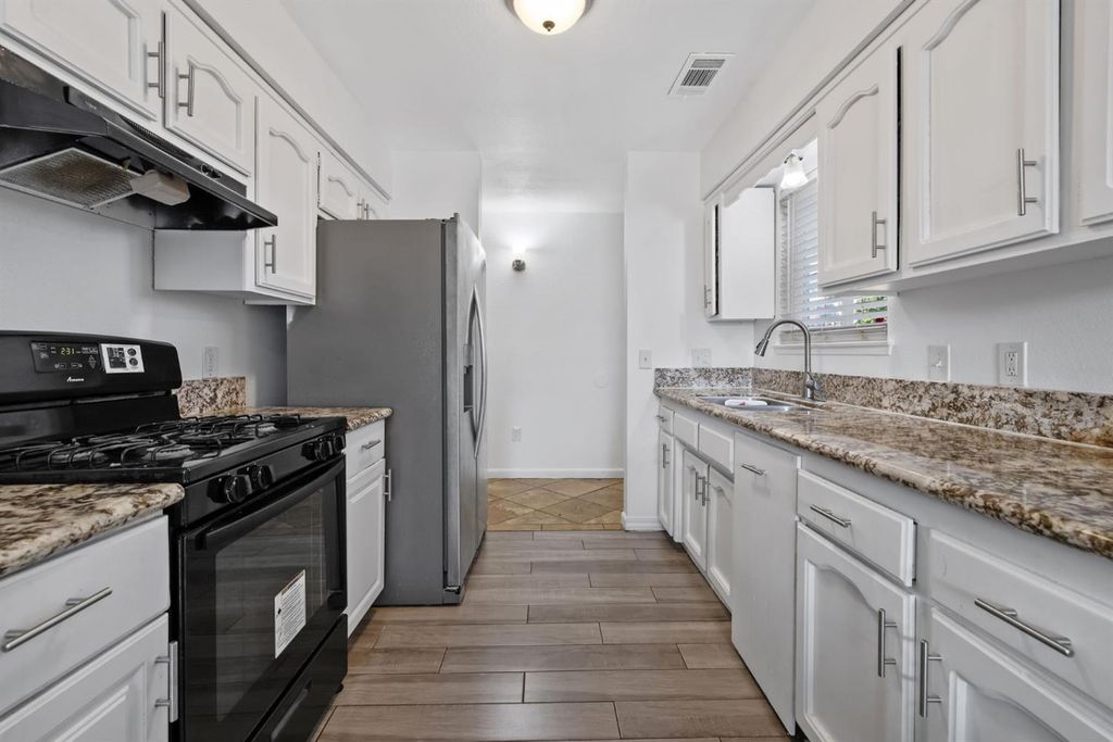 Image 15 of property listing at 14291 Rosemary Circle, Armona, CA 93202