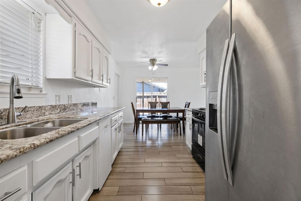 Image 16 of property listing at 14291 Rosemary Circle, Armona, CA 93202