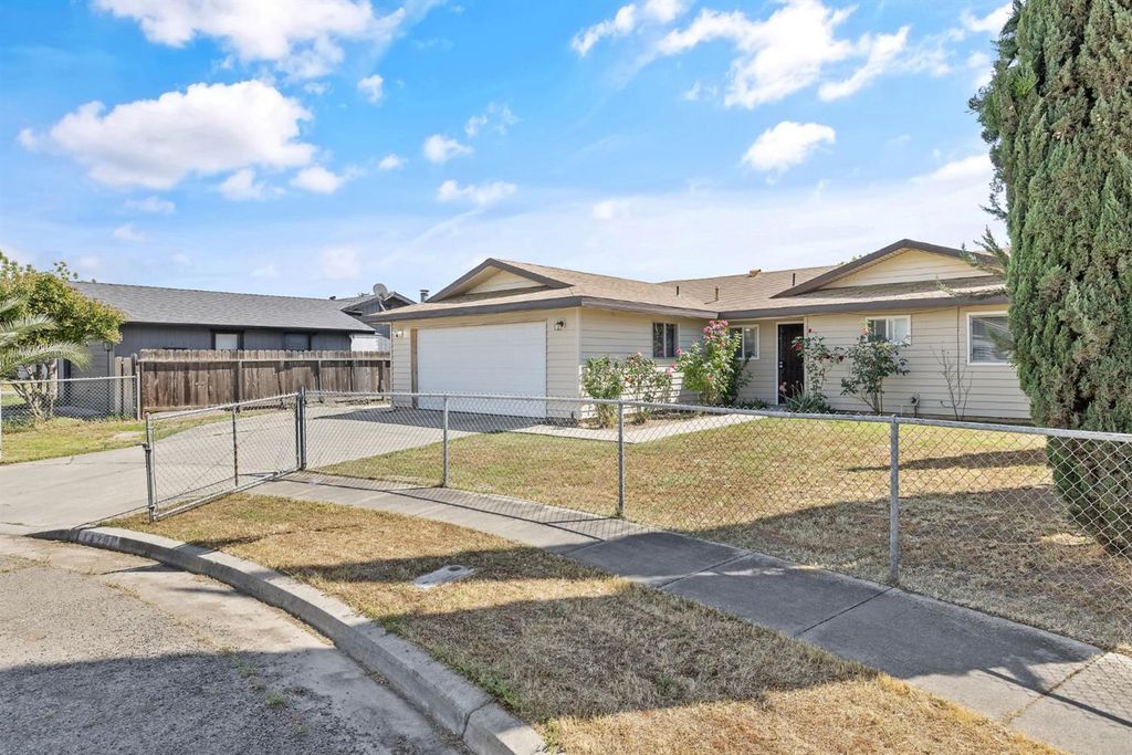 Image 2 of property listing at 14291 Rosemary Circle, Armona, CA 93202