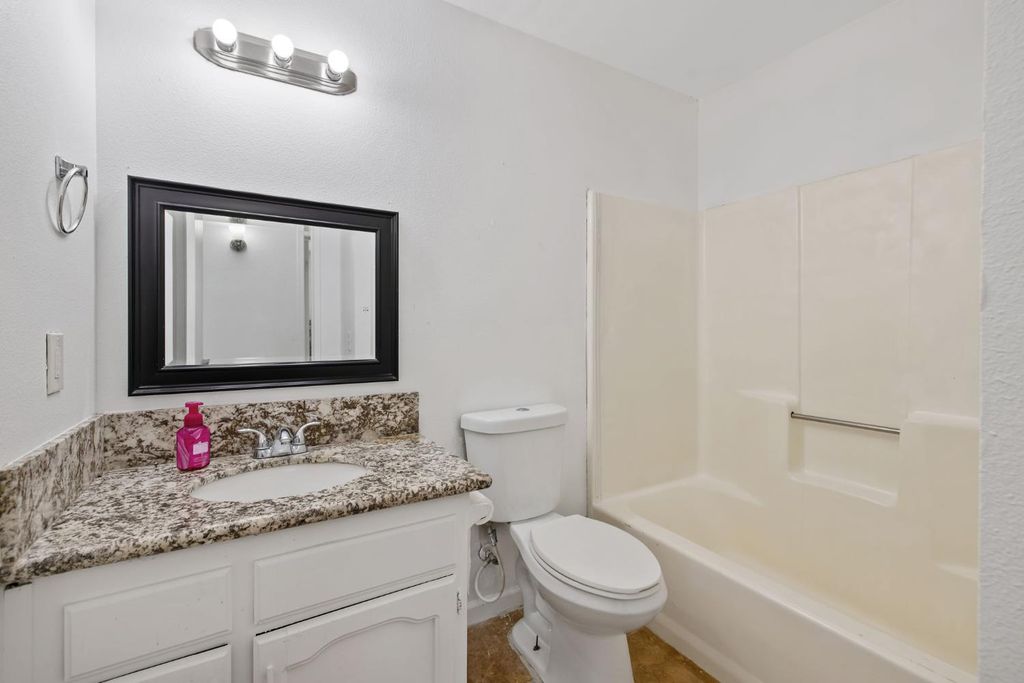 Image 20 of property listing at 14291 Rosemary Circle, Armona, CA 93202