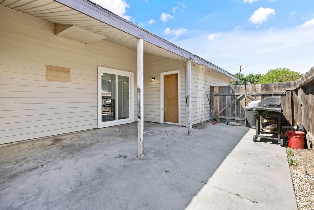 Image 25 of property listing at 14291 Rosemary Circle, Armona, CA 93202