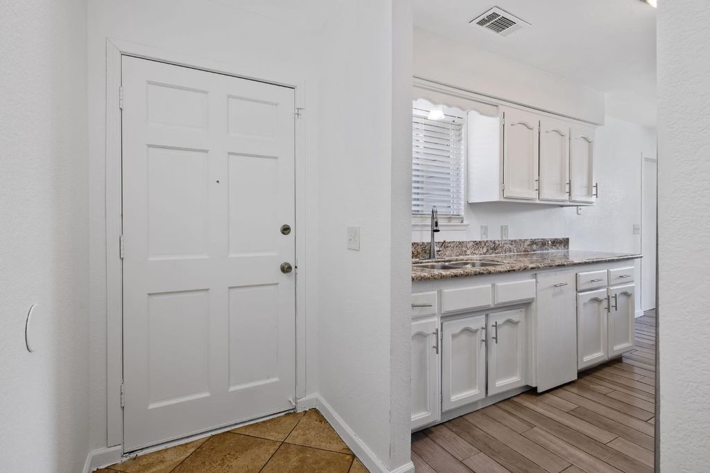 Image 5 of property listing at 14291 Rosemary Circle, Armona, CA 93202