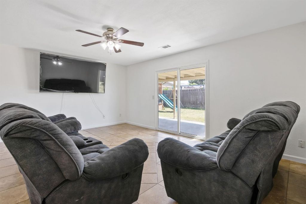 Image 7 of property listing at 14291 Rosemary Circle, Armona, CA 93202