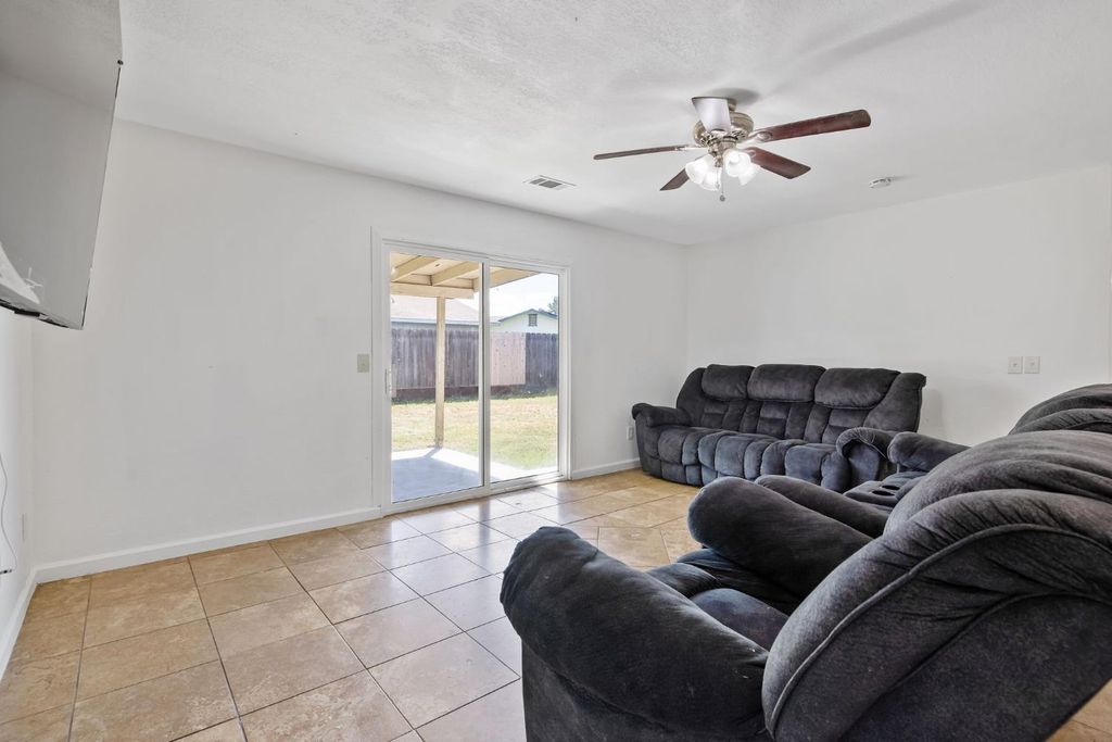 Image 8 of property listing at 14291 Rosemary Circle, Armona, CA 93202