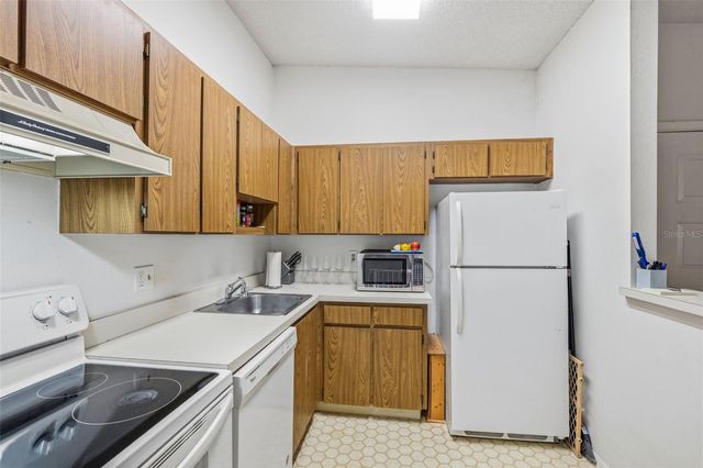 6015 LAKETREE LANE B, Temple Terrace, FL 33617